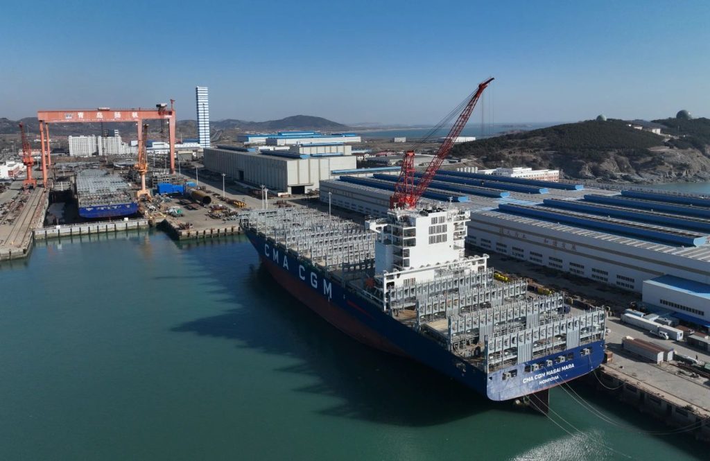 青岛造船厂承建全球首艘氨燃料动力预留集装箱船交付-龙de船人