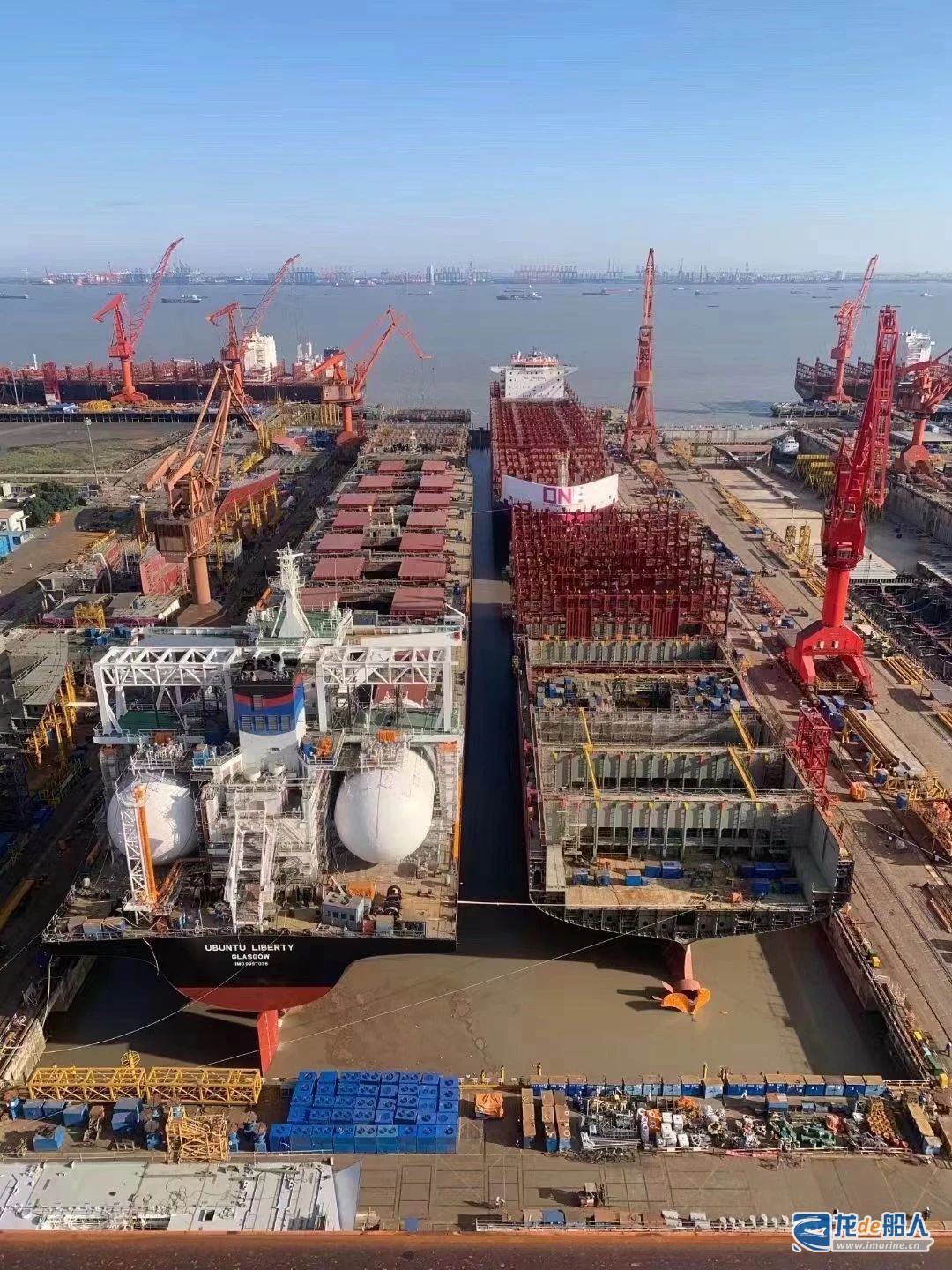 外高桥造船完成双船出坞双船起浮生产节点