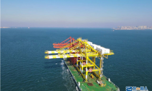 武汉船机海西重机同船发运2台卸船机和2台岸桥