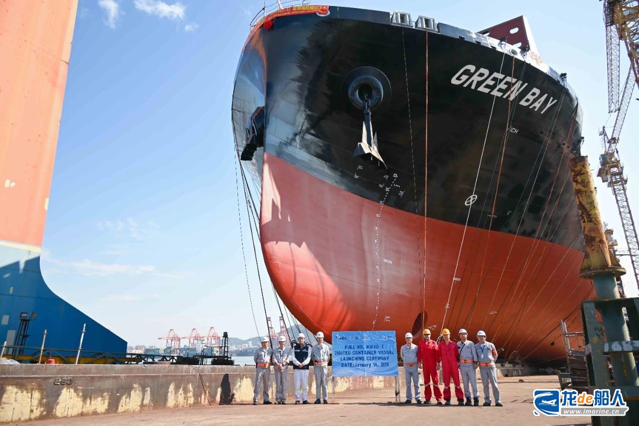 厦船重工2900TEU集装箱一船下水、一船上船台