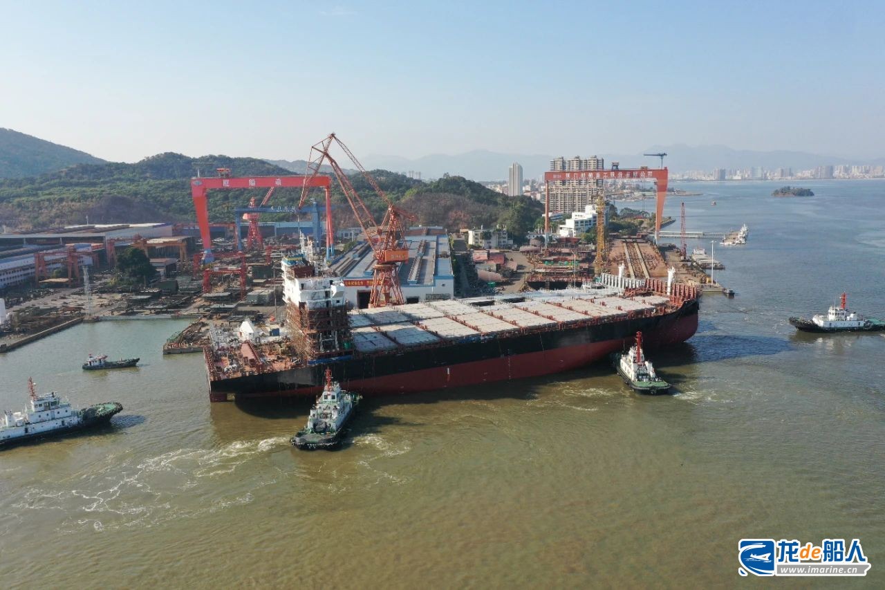 厦船重工2900TEU集装箱一船下水、一船上船台