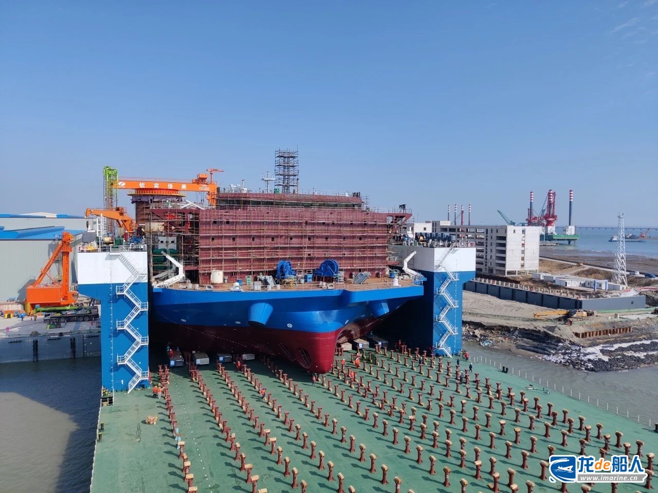 振华重工助力全球最大宽扁浅吃水型半潜驳完成首次作业 振华重工助力全球最大宽扁浅吃水型半潜驳完成首次作业