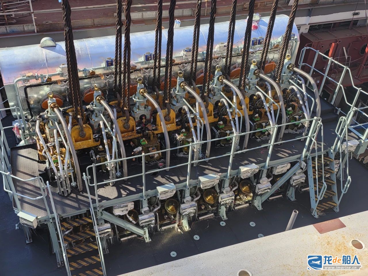 威海金陵完成EPS7000车双燃料汽车运输船主机吊装-龙de船人