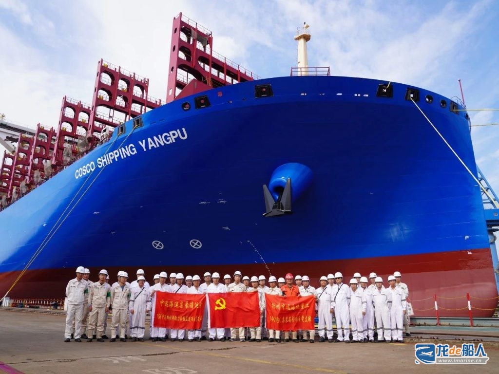 国内首艘甲醇双燃料大型箱船在扬州中远海运重工下水出坞-龙de船人