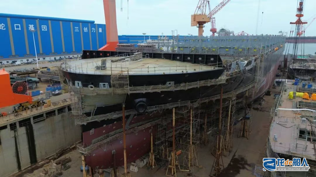 招商工业青岛船厂5900TEU-08船主船体顺利合拢-龙de船人
