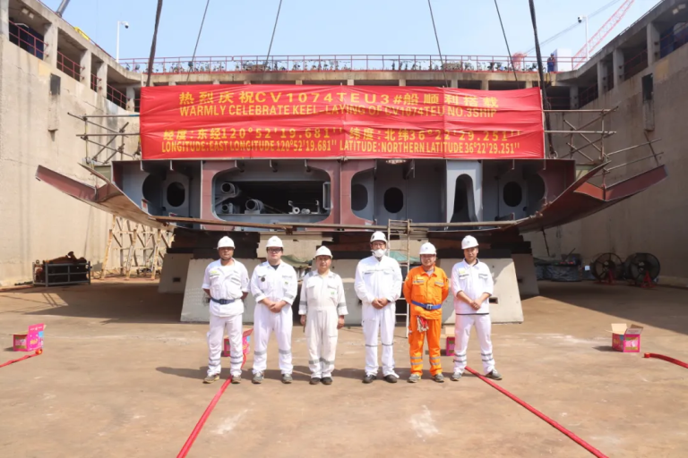 招商工业青岛船厂1000TEU-03船举行入坞搭载仪式-龙de船人