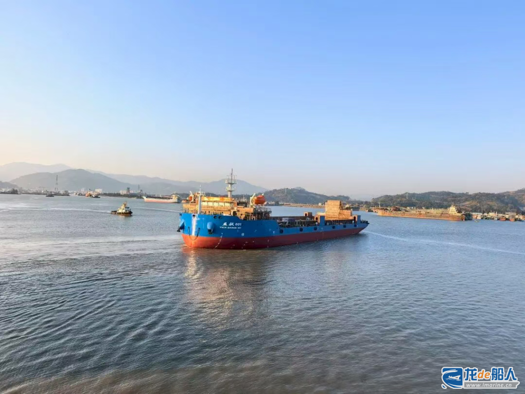 福宁重工12000吨自航驳船(MW716-1)顺利下水-龙de船人
