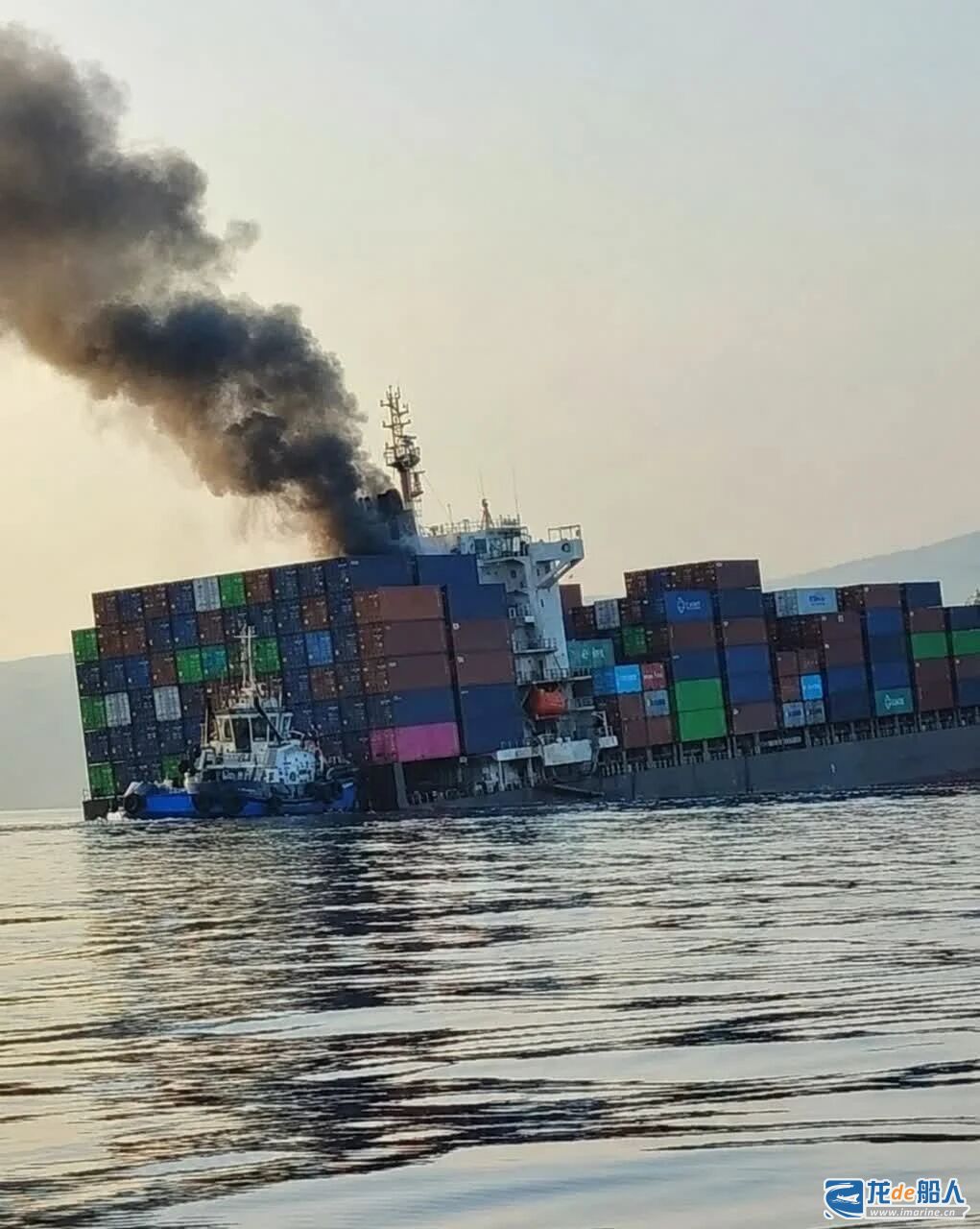 霍尔木兹两商船沉没,白宫拟放宽影子船队制裁致海运股重挫
